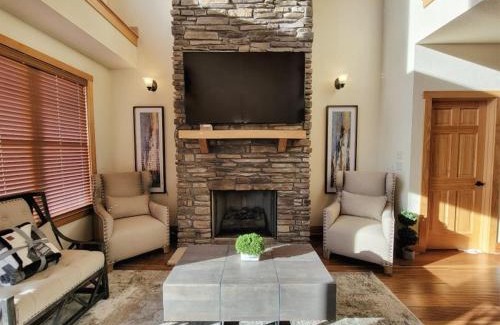 Wolf Laurel Casa | New! Peaceful Mountain Views, Deck, Trails Nearby