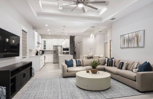 North Naples Casa | NEW GAME ROOM!! Finest Designer Home, Heated Pool, Close to beach, FREE Bikes