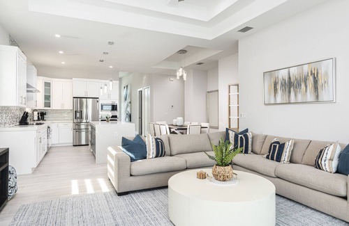 North Naples Casa | NEW GAME ROOM!! Finest Designer Home, Heated Pool, Close to beach, FREE Bikes