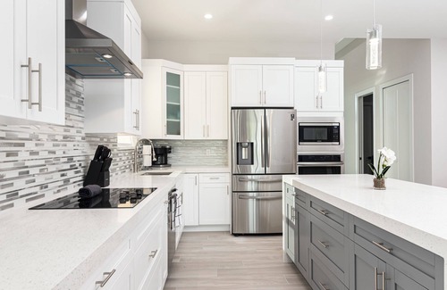 North Naples Casa | NEW GAME ROOM!! Finest Designer Home, Heated Pool, Close to beach, FREE Bikes