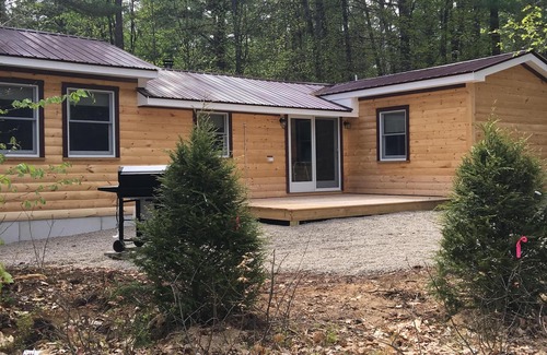 Chocorua Cabina | Nueva cabaña de pino en las montañas blancas a pie de lago blanco nuevo