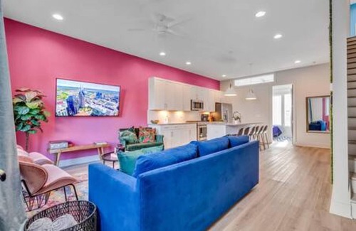 Talbot's Corner Casa | NEW Pink Howdy Oasis 13 Beds Rooftop View Parking