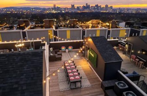 Talbot's Corner Casa | NEW Pink Howdy Oasis 13 Beds Rooftop View Parking