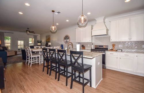 Auburn - Opelika Casa | NEW! Plains Getaway In Auburn, 3BR/3BA townhome that sleeps 8 w/EV Charger!
