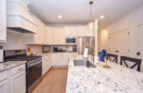 Auburn - Opelika Casa | NEW! Plains Getaway In Auburn, 3BR/3BA townhome that sleeps 8 w/EV Charger!