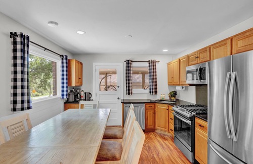 Pocono Pines Chalet De Esquí | New Pocono Getaway:3-Tier Theater, Hot Tub, Fire pit, Pool Table.Near Lake Naomi