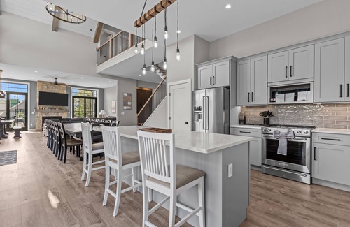 Lake Harmony Estates Casa | NEW! “Pocono Grand Chalet”at Big Boulder! Ski, Lake, Beach, Pool, Hot tub..,