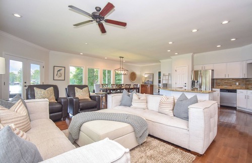 Dadeville Casa | New! Point Of View at Lake Martin w/400+ ft of waterfront and sleeps 10!
