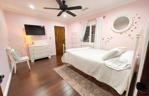 Sylmar Casa | New Pool Home w/Firepit and Outdoor Kitchen minutes from Universal and Six Flags
