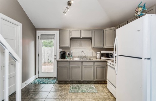 South Pensacola Apartamento | New Pool! - North Hill Private Studio Guest House w/ Loft Queen Bed - New Pool! WiFi & Cable TV