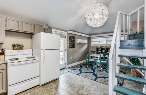 South Pensacola Apartamento | New Pool! - North Hill Private Studio Guest House w/ Loft Queen Bed - New Pool! WiFi & Cable TV