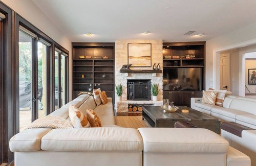 Hudson Bend Casa | *NEW* - Pool | Sleeps 16 - WalkerVR Walking on Sunshine!