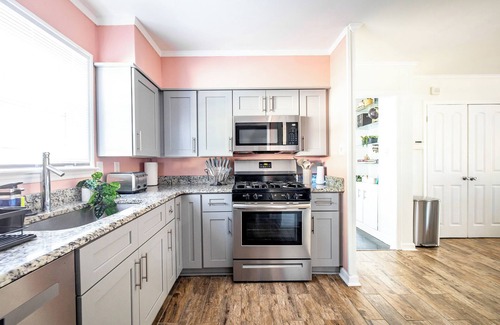 Memphis Casa | *NEW* Popcorn & Pacmac | Delightful Memphis gem