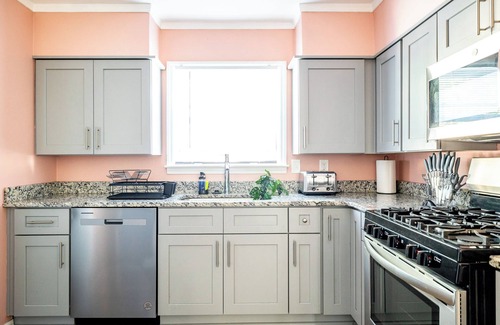 Memphis Casa | *NEW* Popcorn & Pacmac | Delightful Memphis gem