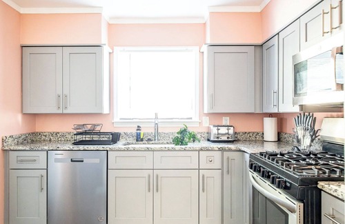 Memphis Casa | *NEW* Popcorn & Pacmac | Delightful Memphis gem