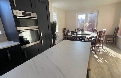 Arbury Casa | New prestigious 5 bed house near science park