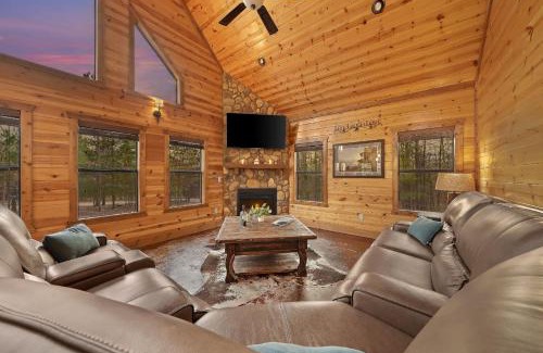Hochatown Casa | NEW Prime Cabin Hot Tub-Firepit-Safari Sleeps 8