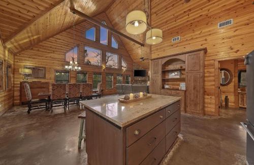 Hochatown Casa | NEW Prime Cabin Hot Tub-Firepit-Safari Sleeps 8