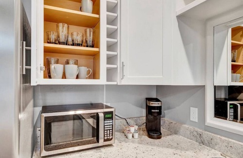 New Tacoma Apartamento | New! Prime DT Modern - Extended stay Equipped!