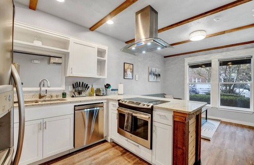 New Tacoma Apartamento | New! Prime DT Modern - Extended stay Equipped!