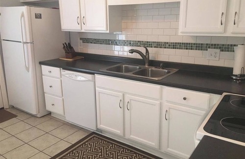 Crescent Beach Condominio | NEW! Private 2BR | Large Kitchen | Close to Ocean!