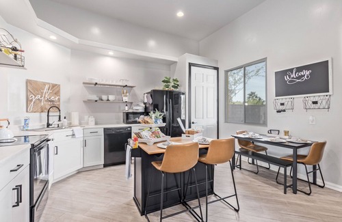 Peoria Casa | New, Private Guest House with Garage and Gym