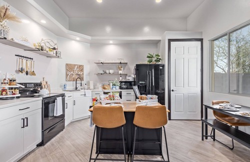 Peoria Casa | New, Private Guest House with Garage and Gym