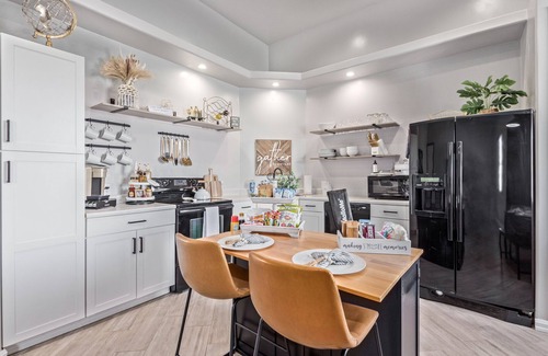 Peoria Casa | New, Private Guest House with Garage and Gym