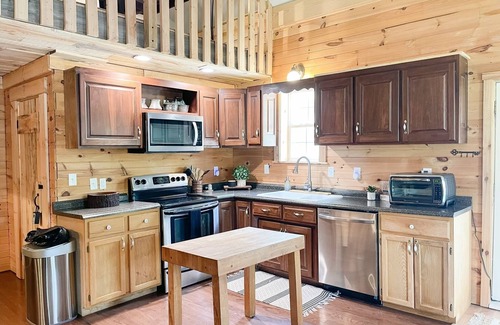 Union Furnace Cabina | NEW! Private Hilltop Hocking Hills Cabin, Sleeps 14, Hot tub, Firepit