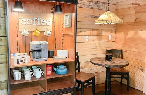 Union Furnace Cabina | NEW! Private Hilltop Hocking Hills Cabin, Sleeps 14, Hot tub, Firepit