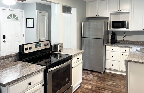Geneva Casa | New! Private home in Geneva! Close to everything!