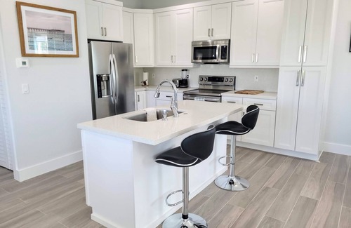 Twin Lakes Villa | New private home w/ dedicated workspace. Pet friendly, family-friendly!