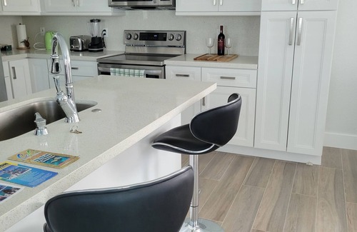 Twin Lakes Villa | New private home w/ dedicated workspace. Pet friendly, family-friendly!