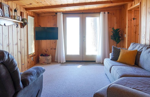 Onaway Cabina | New Private Lakefront Cottage on Black Lake