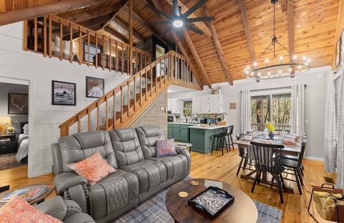 Helen Cabina | NEW! Private Mtn Cabin - Views, Hot Tub, Game Room, Tubing, 3min Downtown Helen