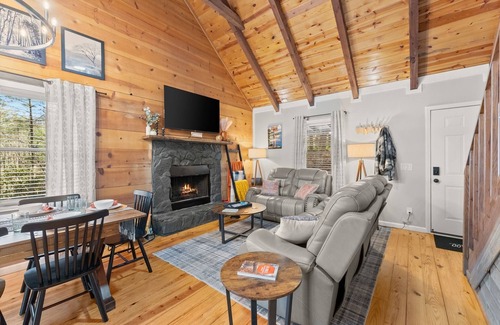 Helen Cabina | NEW! Private Mtn Cabin - Views, Hot Tub, Game Room, Tubing, 3min Downtown Helen