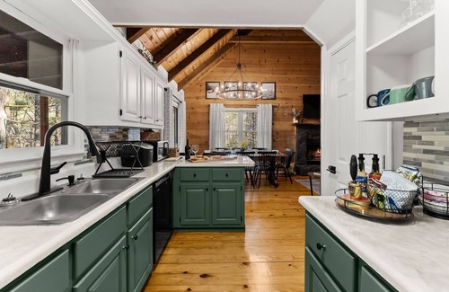 Helen Cabina | NEW! Private Mtn Cabin - Views, Hot Tub, Game Room, Tubing, 3min Downtown Helen
