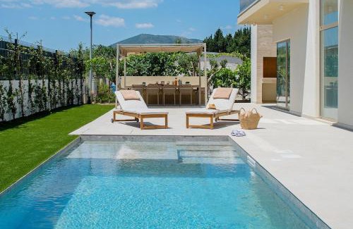 Kastela Villa | NEW Private Pool Villa Veluri
