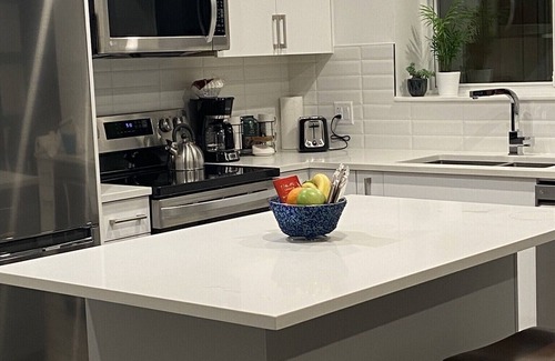 Upper Lonsdale Apartamento | New private suite with easy access to biking and hiking trails. pet friendly