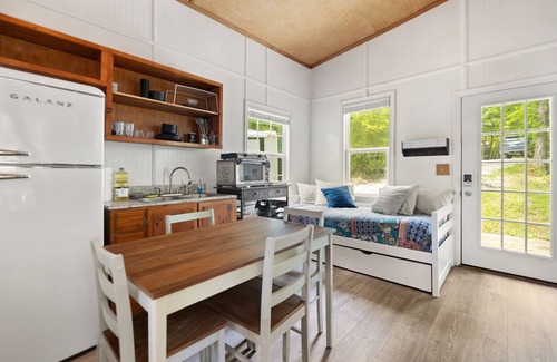 Stanton Cabina | Karmic Loft Creekside Cabin - Peaceful, Wooded Seclusion