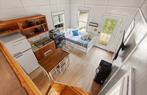 Stanton Cabina | Karmic Loft Creekside Cabin - Peaceful, Wooded Seclusion