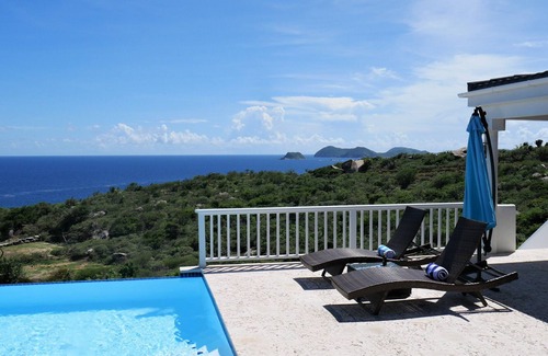 Spanish Town Apartamento | *New Property* Affordable 2 Bed/1 Bath Flat with POOL