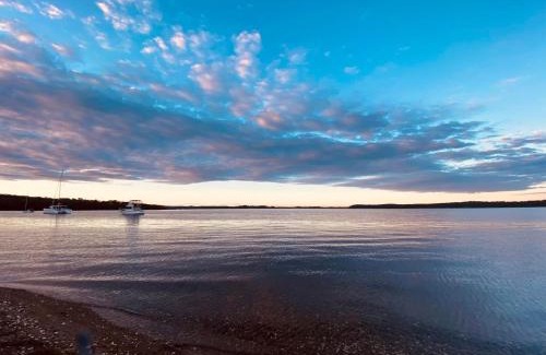 Sunshine Casa | New Property Seabreeze Bungalow - Lakeview Sunset Delight at Sunshine on Lake Macquarie