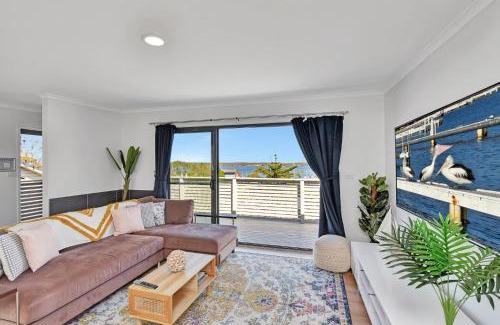 Sunshine Casa | New Property Seabreeze Bungalow - Lakeview Sunset Delight at Sunshine on Lake Macquarie