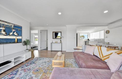 Sunshine Casa | New Property Seabreeze Bungalow - Lakeview Sunset Delight at Sunshine on Lake Macquarie