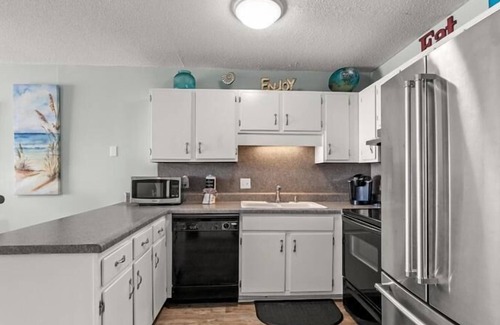 Golden Mile Condominio | NEW Raintree Villas - Oceanfront view, one block from beach, Wifi included