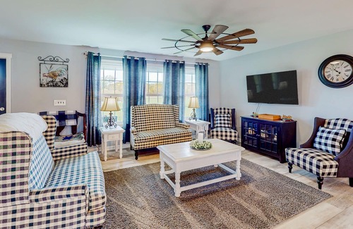 Dundee Casa | New ranch-style in the heart of Finger Lakes/Wine Country with porch & firepit