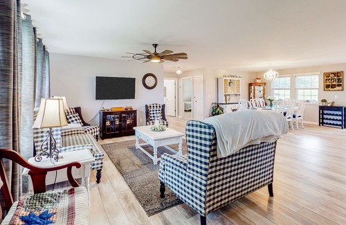 Dundee Casa | New ranch-style in the heart of Finger Lakes/Wine Country with porch & firepit