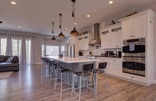 Palmer Lake Casa | NEW Raspberry Mountain Family Farmhouse Upper Unit