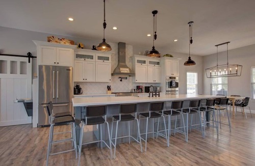 Palmer Lake Casa | NEW Raspberry Mountain Family Farmhouse Upper Unit